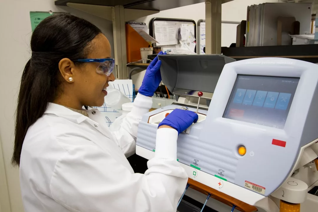 Ein Wissenschaftler in Laborkittel, Schutzbrille und Handschuhen bedient eine Labormaschine mit Digitalanzeige und führt Forschungen durch, die von den natürlichen Ressourcen Mallorcas inspiriert sind.