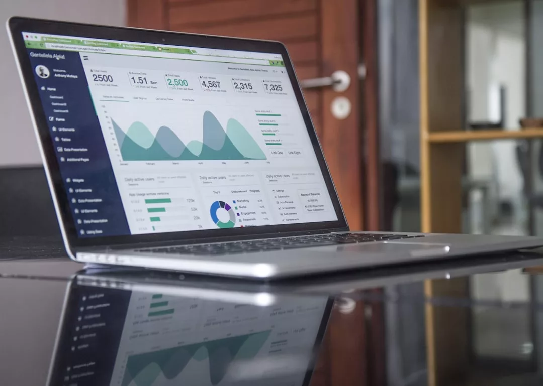 Auf einem Laptop auf einem Schreibtisch auf Mallorca wird ein Business-Analytics-Dashboard mit Diagrammen, Grafiken und Leistungskennzahlen angezeigt.
