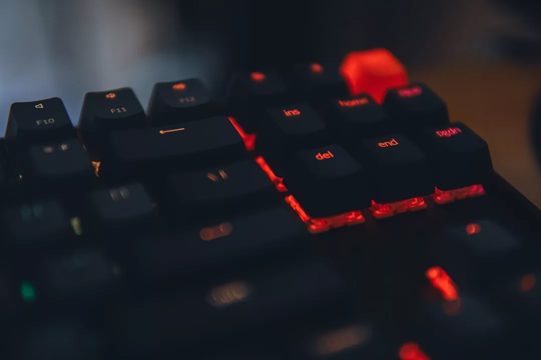 Nahaufnahme einer schwarzen Tastatur mit roter Hintergrundbeleuchtung der Tasten, mit Fokus auf den Schaltflächen „Entf“, „Beenden“ und „Bild ab“ – eine Erinnerung an die pulsierenden Lichter des Nachtlebens auf Mallorca.