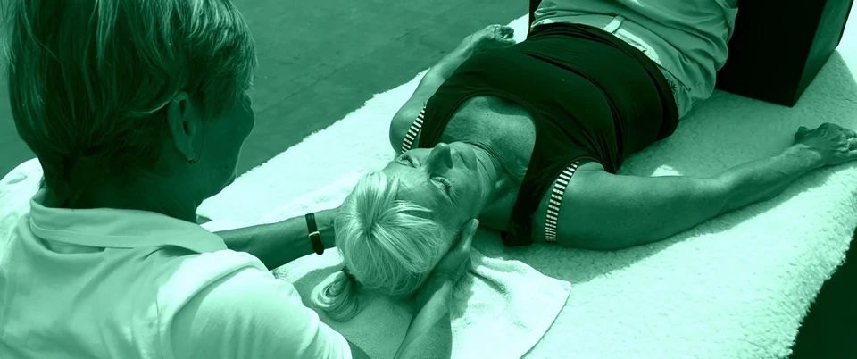 Frau erhält eine therapeutische Behandlung.