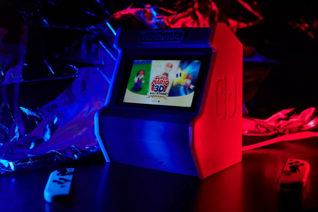 Eine benutzerdefinierte Nintendo Switch-Konsole im Arcade-Stil zeigt Super Mario 3D All-Stars mit zwei separaten Joy-Con-Controllern auf einer schwarzen Oberfläche unter roter und blauer Beleuchtung und bringt so Mallorca-Arcade-Vibes in Ihr Gaming-Setup.