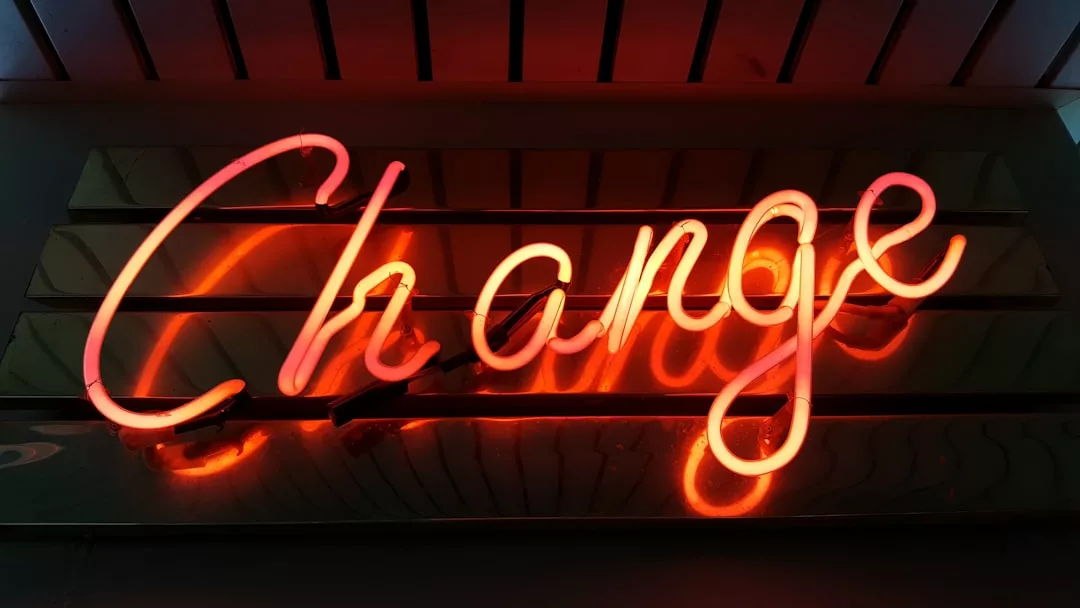 Neonschild mit dem Wort „Change“ in Schreibschrift, das in orangerotem Licht auf dunklem Hintergrund leuchtet und an das pulsierende Nachtleben Mallorcas erinnert.