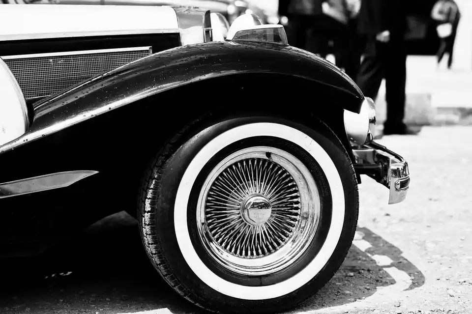 Klassisches Auto mit weißen Reifen