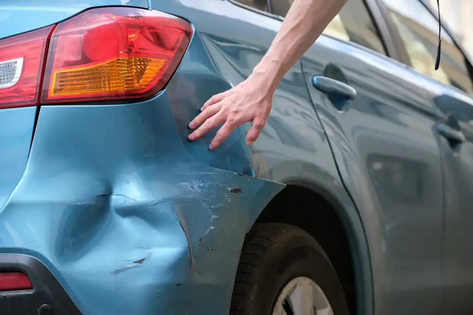 Beschädigtes Auto mit Delle