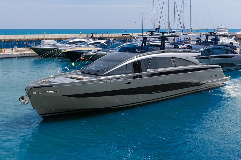 Pershing: Pershing GTX90: die neue Sport Utility Yacht ist im Wasser