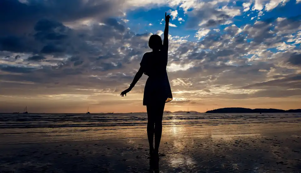 Silhouette einer Person am Strand