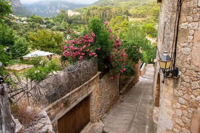 Valldemossa – Das Kunst- und Musikdorf: Geschichte, Cafés, Ausblickspunkte